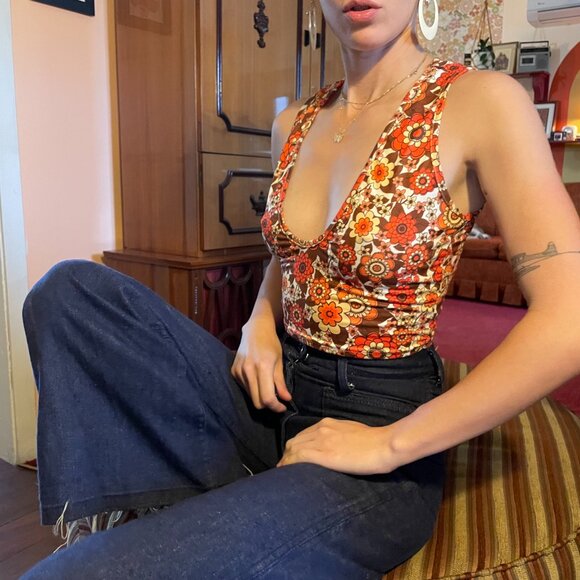Plunge 70s style orange floral print MOD style sleeveless crop top! - Picture 7 of 13
